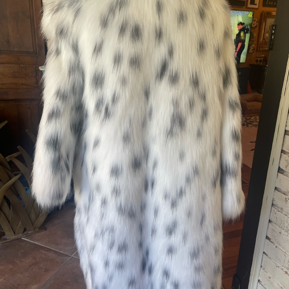 FASHION FAUX FUR SPOTTED COAT - Picture 2 of 9